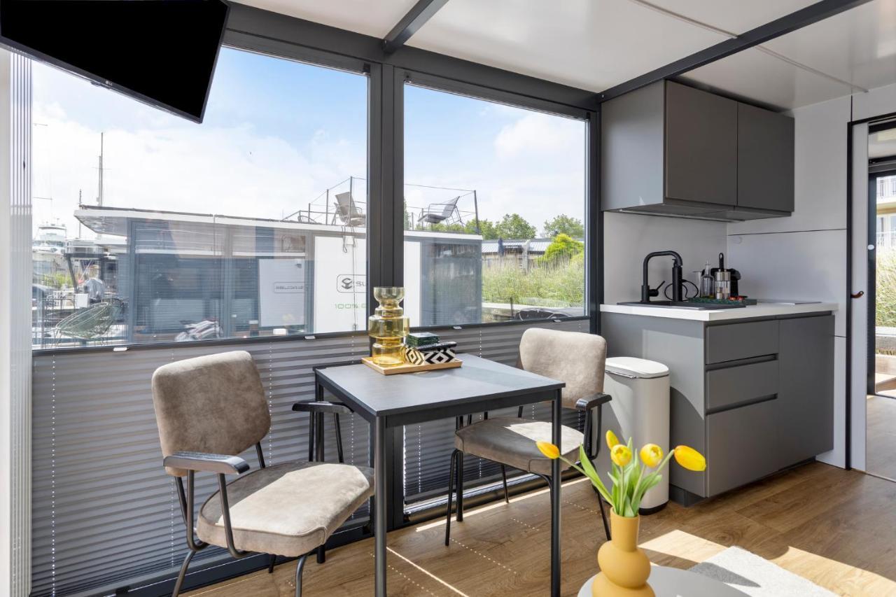 Cosy Tiny Houseboats Near Beach And Restaurants By Weltevreden Experience Zeewolde Exteriör bild