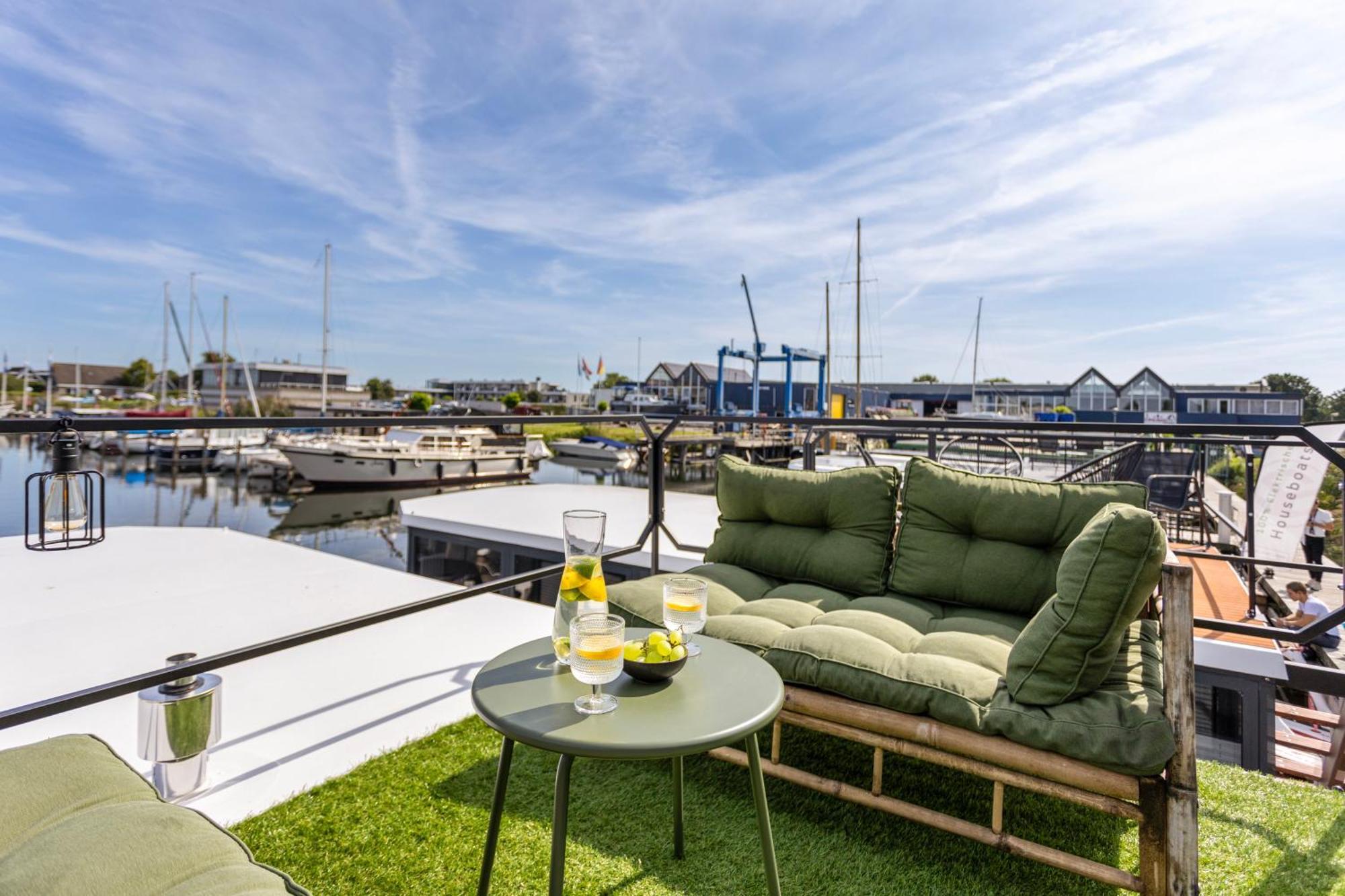 Cosy Tiny Houseboats Near Beach And Restaurants By Weltevreden Experience Zeewolde Exteriör bild