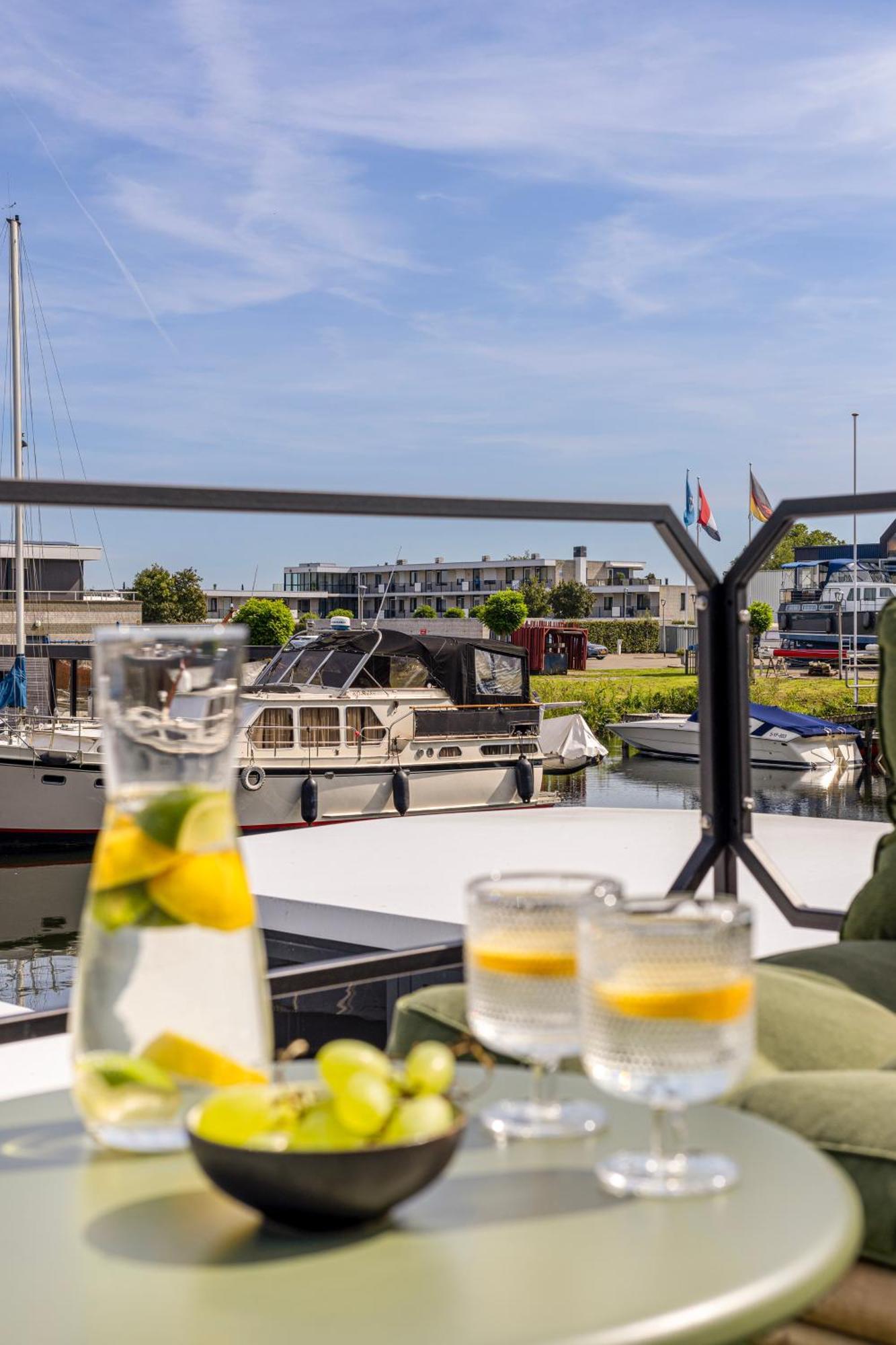 Cosy Tiny Houseboats Near Beach And Restaurants By Weltevreden Experience Zeewolde Exteriör bild
