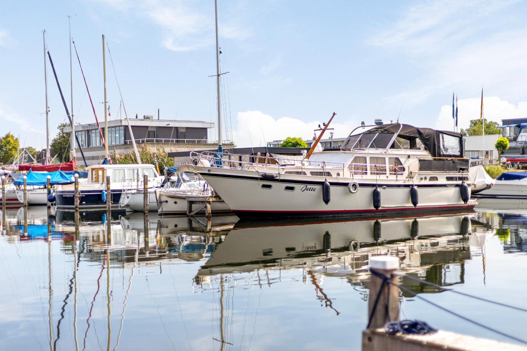 Cosy Tiny Houseboats Near Beach And Restaurants By Weltevreden Experience Zeewolde Exteriör bild