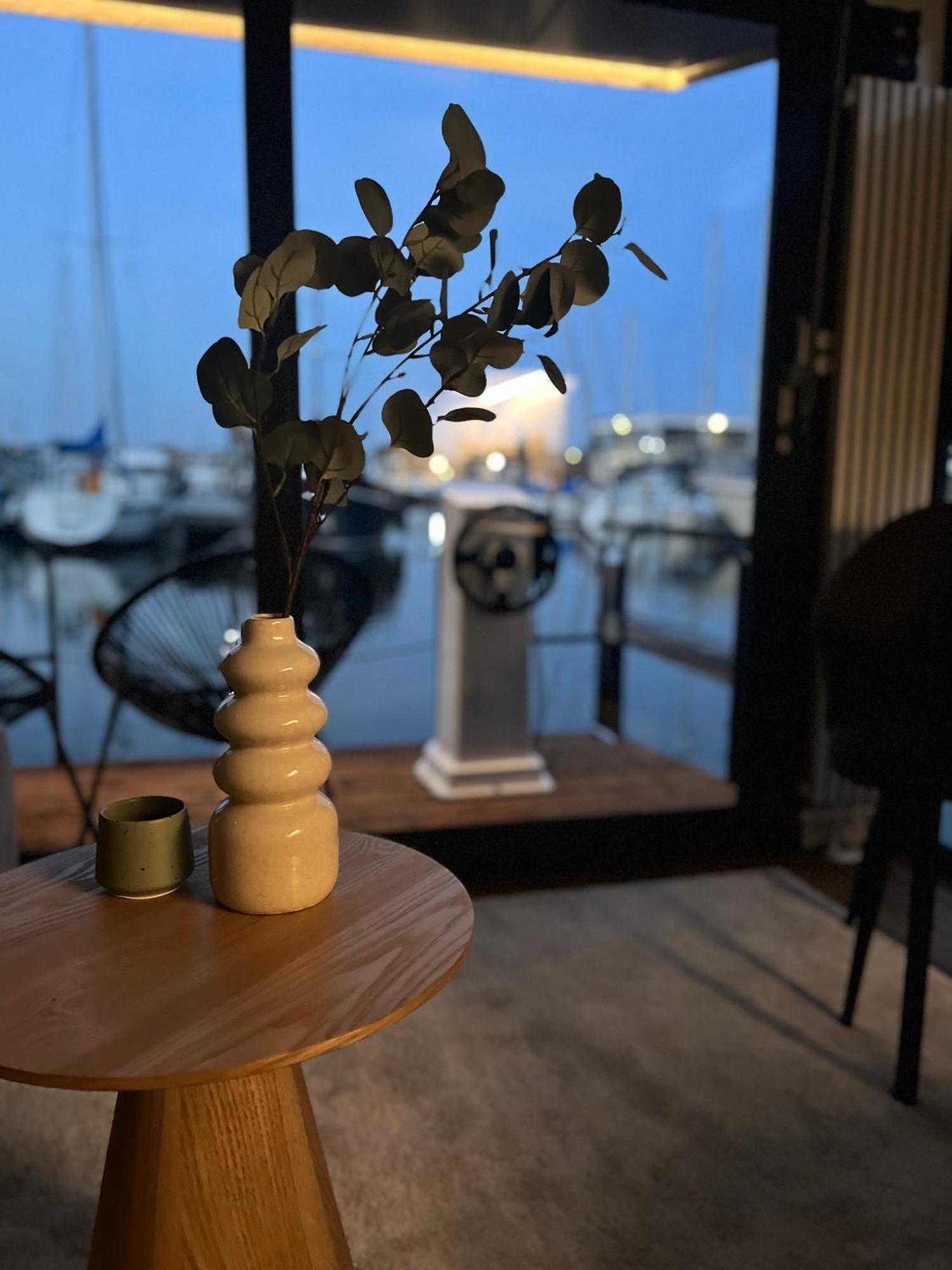 Cosy Tiny Houseboats Near Beach And Restaurants By Weltevreden Experience Zeewolde Exteriör bild